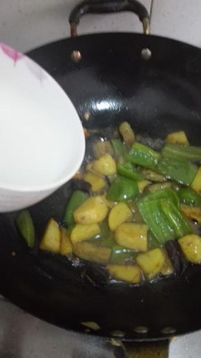 将淀粉加水制成水淀粉，均匀的淋在锅内