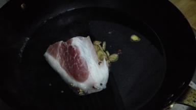 锅内加水，放入洗净的五花肉，加少量的姜片和花椒粒去除腥味
