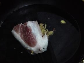 锅内加水，放入洗净的五花肉，加少量的姜片和花椒粒去除腥味