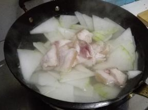将切好的五花肉和萝卜片放入锅内，开小火