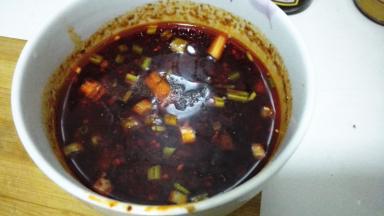 将辣椒油、生抽、香油、豆瓣酱、醋、糖等调料调成蘸料