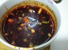 将辣椒油、生抽、香油、豆瓣酱、醋、糖等调料调成蘸料