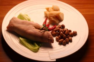 准备食材，猪蹄入冷水锅中煮开，焯去污水，洗净待用，冬笋切块。猪蹄先用姜、葱、腌制，然后放入锅中炖煮，再放入油锅中油炸，再捞出备用。