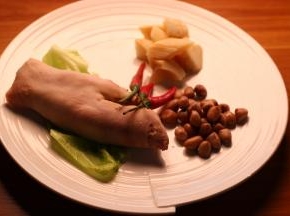 准备食材，猪蹄入冷水锅中煮开，焯去污水，洗净待用，冬笋切块。猪蹄先用姜、葱、腌制，然后放入锅中炖煮，再放入油锅中油炸，再捞出备用。