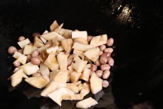 冬笋剥去外壳切大块，放入盐水中煮开，然后继续煮上10分钟左右取出浸泡在冷水中浸泡。