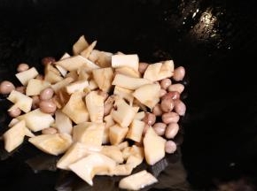 冬笋剥去外壳切大块，放入盐水中煮开，然后继续煮上10分钟左右取出浸泡在冷水中浸泡。