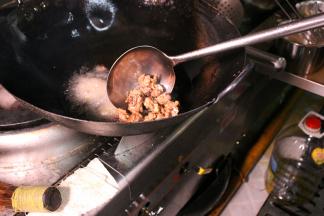 先将油锅烧热，倒入油加热，将鸡肉切块炸熟备用。