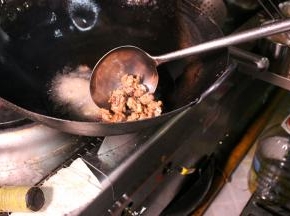 先将油锅烧热，倒入油加热，将鸡肉切块炸熟备用。