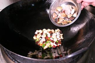 再加入鸡肉，爆炒后淋上香油即可起锅。