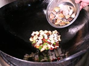 再加入鸡肉，爆炒后淋上香油即可起锅。