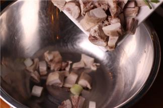 兔半只冷水下锅加花椒、姜片、料酒煮；水开以后小火焖煮15分钟（筷子选最厚的插下去没有血水冒出就好了）；捞出晾凉；将煮好的新鲜兔肉洗净切丁备用