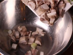 兔半只冷水下锅加花椒、姜片、料酒煮；水开以后小火焖煮15分钟（筷子选最厚的插下去没有血水冒出就好了）；捞出晾凉；将煮好的新鲜兔肉洗净切丁备用