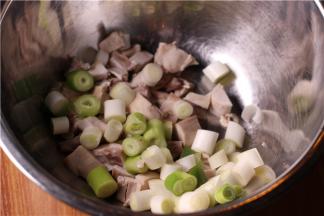 兔子剁成1cm左右小块并加入大葱段