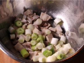 兔子剁成1cm左右小块并加入大葱段