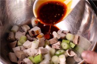 将味精、辣椒油、酱油、白糖等放入碗中调成汁淋上