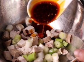 将味精、辣椒油、酱油、白糖等放入碗中调成汁淋上