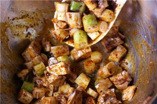 调好以后放入兔丁中搅匀均匀。再加入熟芝麻即可。