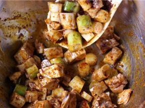 调好以后放入兔丁中搅匀均匀。再加入熟芝麻即可。