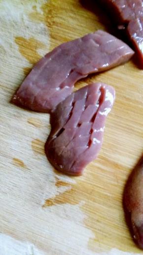 猪腰漂洗干净，片薄片后打花刀，切片，装用碗中，加两匙醋去腥味