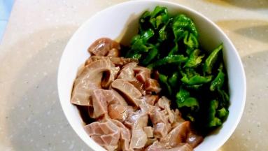 青椒洗净切片，猪腰洗净醋后备用