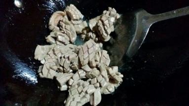 锅里加适量色拉油加热100度左右后，将腰花入锅快炒几下，关火起锅