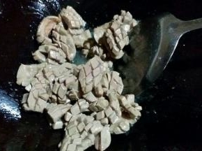 锅里加适量色拉油加热100度左右后，将腰花入锅快炒几下，关火起锅