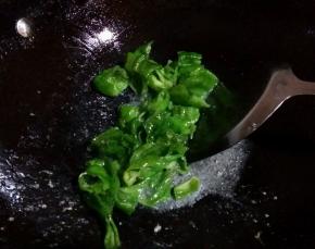 锅内的余油加热倒入青椒