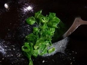 锅内的余油加热倒入青椒
