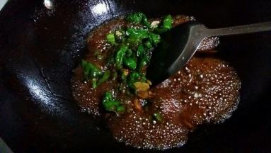 加入姜、蒜，老抽、盐、胡椒、糖和少量湿淀粉