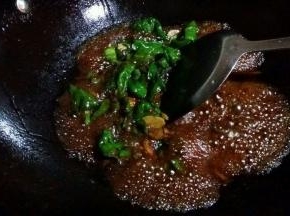 加入姜、蒜，老抽、盐、胡椒、糖和少量湿淀粉