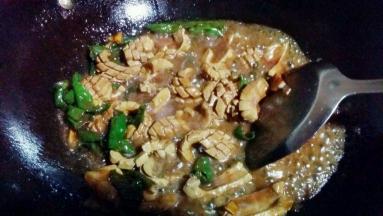 最后加入炒好的腰花，再翻炒一分钟，就可起锅装盘了