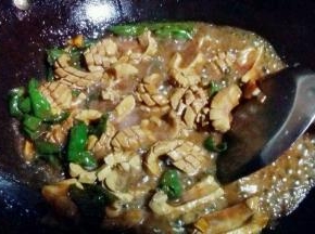 最后加入炒好的腰花，再翻炒一分钟，就可起锅装盘了