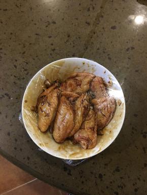 鸡翅洗净，大蒜，生姜，剁碎拌在一起，放入酱油腌1个钟左右