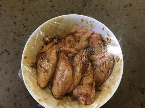 鸡翅洗净，大蒜，生姜，剁碎拌在一起，放入酱油腌1个钟左右