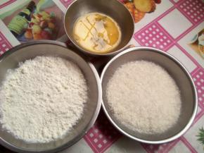 生粉放在一个碟子里面，鸡蛋打散搅匀备用，面包糠放在一个碟子里待用