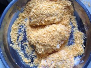 将鸡翅依顺序，分别在生粉、鸡蛋液和面包糠里滚一圈