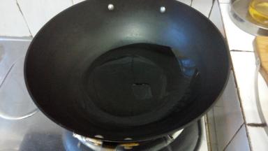 食用油放到锅中，加温到50度左右