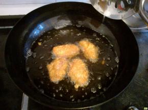 把鸡翅放入油锅中炸，双面炸成金黄色即可