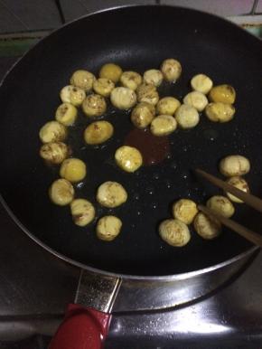 锅中放少许底油，加入剥皮的栗子煸炒1-2分钟后倒出备用