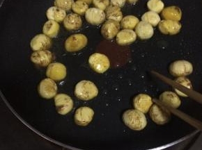 锅中放少许底油，加入剥皮的栗子煸炒1-2分钟后倒出备用