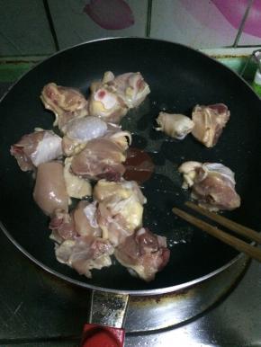 鸡腿切块，倒入平底锅煸炒，加入姜片去腥
