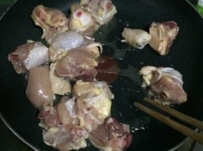 鸡腿切块，倒入平底锅煸炒，加入姜片去腥