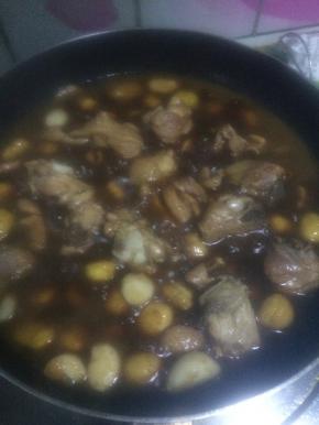 锅中倒入开水，没过鸡肉，大火烧开后转中火慢炖