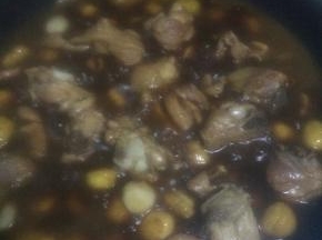锅中倒入开水，没过鸡肉，大火烧开后转中火慢炖