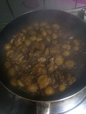 栗子软糯后开大火收汁，直至汤汁浓稠