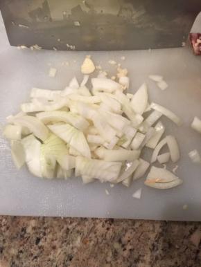 洋葱洗净切细片，大蒜切末