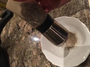 黑胡椒磨成粉