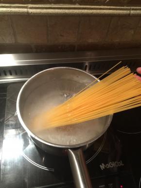 锅中加水大火煮开，将意大利面放入锅中，煮熟后捞出备用