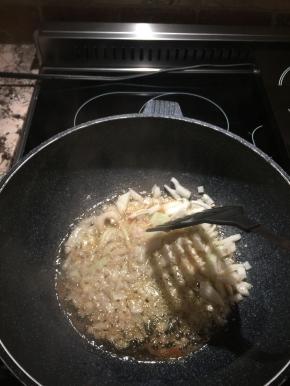 另起炒锅，放入适量黄油，将切好的蒜末、洋葱倒入锅中翻炒