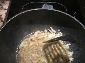 另起炒锅，放入适量黄油，将切好的蒜末、洋葱倒入锅中翻炒